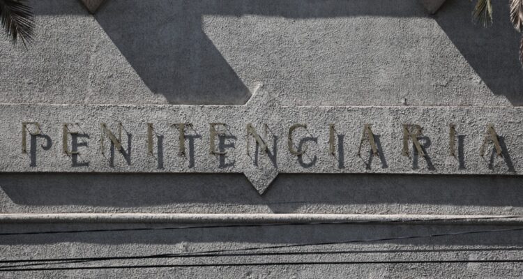 Prisión preventiva para carabinero sorprendido ingresando droga a ex Penitenciaría: fue dado de baja