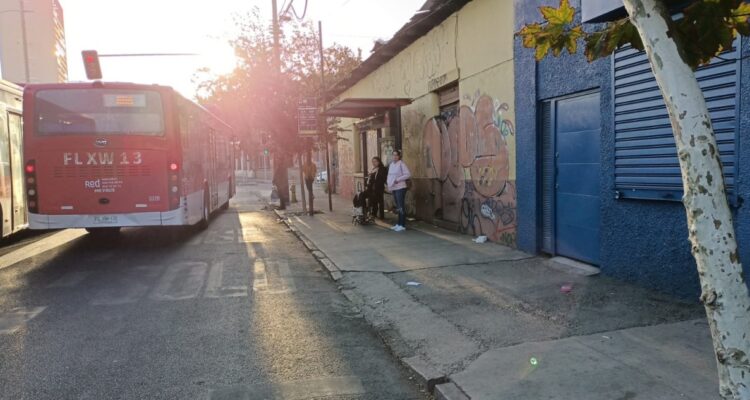 Carabinero de franco repele a balazos robo a manos de “motochorros” en paradero de Santiago