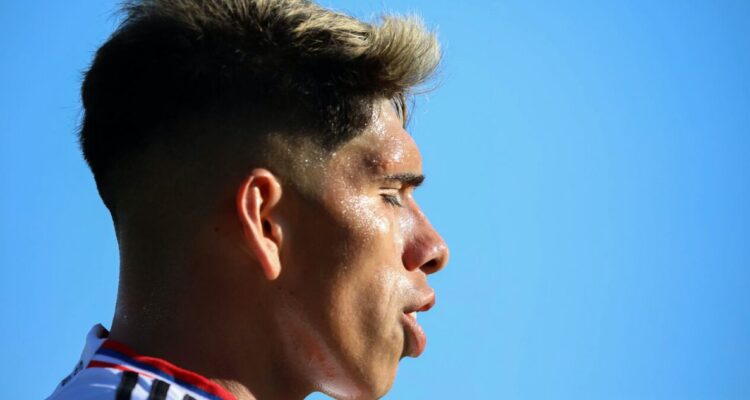 La amargura de Carlos Palacios al ser reemplazado en el Colo Colo-Magallanes