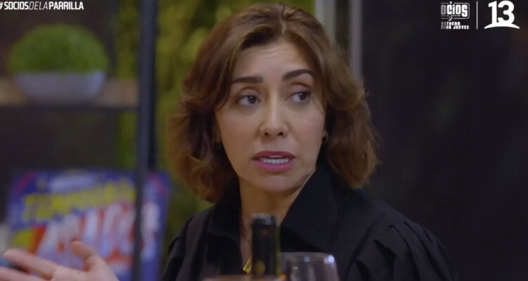 La abogada Carmen Gloria Arroyo hablaba seria mirando a un costado, cuando recuerda su salida de CHV.