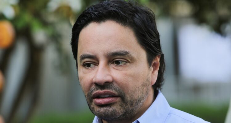 Carter fustiga al Minsal por vacunación covid y lanza plan de inoculación escolar y de tercera edad