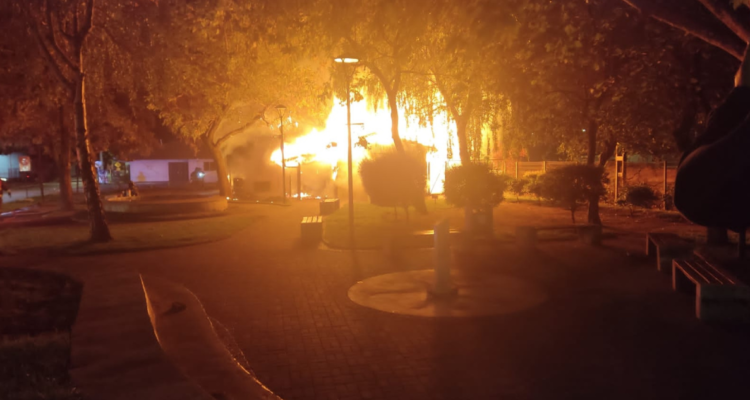 Incendio consume antiguas dependencias de la Casa de la Mujer en Cabrero