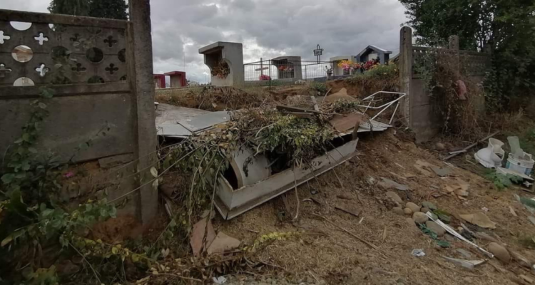 Osamentas quedan a simple vista en cementerio de Río Bueno por personas que ingresar a hacer destrozos