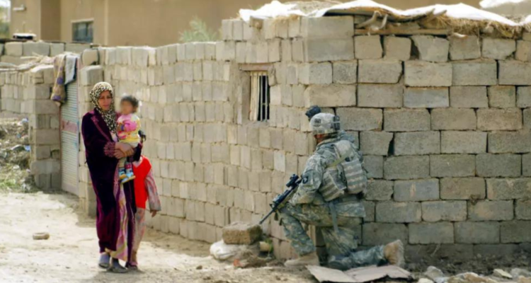 Un soldado estadounidense patrulla la zona de Yusufiyah, al sur de Bagdad, en 2008