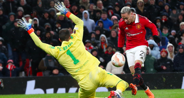 Claudio Bravo es criticado en España tras la goleada recibida ante el Manchester United..