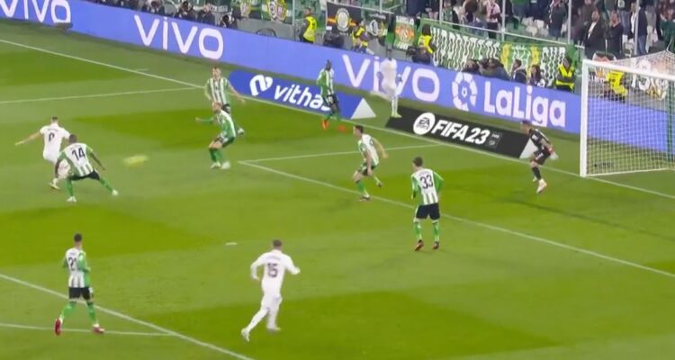 Claudio Bravo recibe elogios por tapadón a Benzema ante el Real Madrid