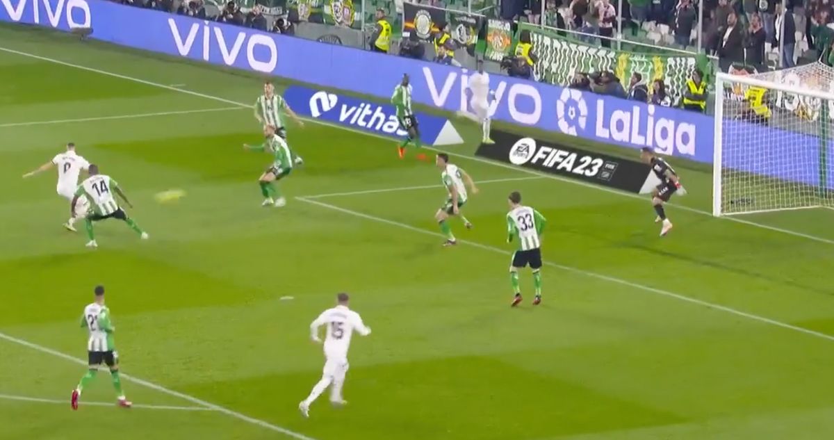 Claudio Bravo recibe elogios por tapadón a Benzema ante el Real Madrid