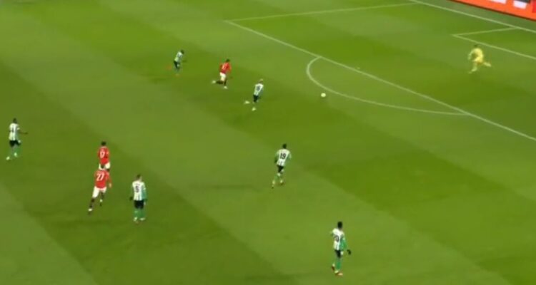 Claudio Bravo y un tapadón ante Marcus Rashford