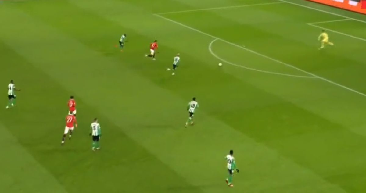 Claudio Bravo y un tapadón ante Marcus Rashford