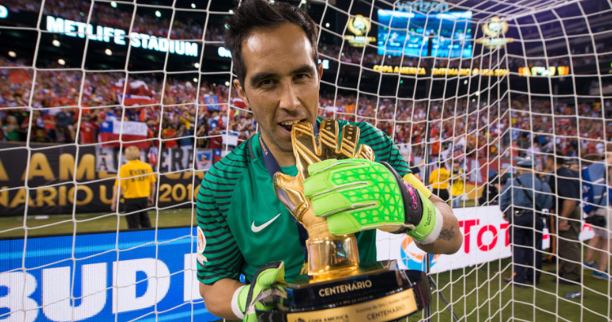 Claudio Bravo es elegido entre los mejores 50 arqueros del mundo en los últimos 35 años.