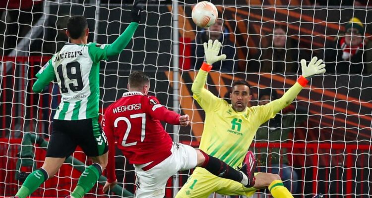 Claudio Bravo y Pellegrini sufrieron una dura derrota con el Betis ante Manchester United en Europa League