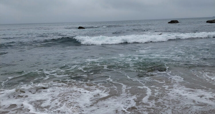 Mujer muere tras golpearse la cabeza cuando practicaba surf en Cocholgüe