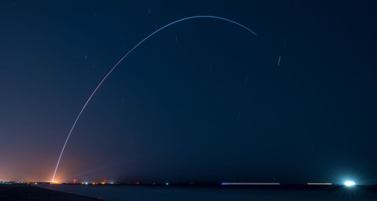 Una fotografía del cohete Terran 1, impreso en 3D.