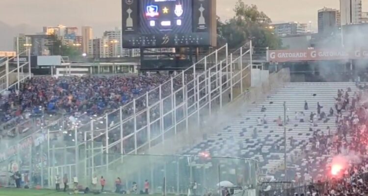Hinchas de Colo Colo y su ataque con bengalas a fanáticos de la U en el Monumental