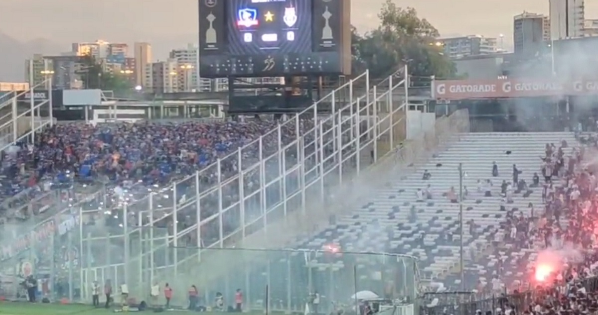 Hinchas de Colo Colo y su ataque con bengalas a fanáticos de la U en el Monumental