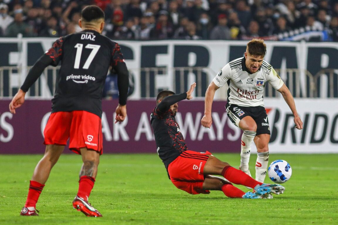 Colo Colo y River Plate enfrentándose en Copa Libertadores.