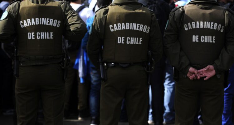 Condenan a tres carabineros por golpear y fracturarle un brazo a hombre durante control en Huechuraba