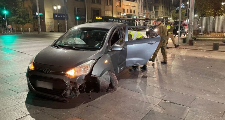 Conductor protagoniza accidente de tránsito frente a La Moneda: se le practicó alcotest