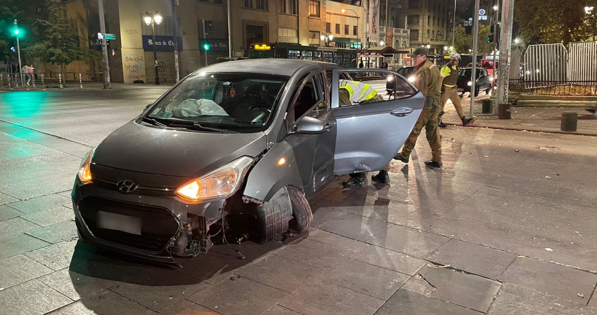 Conductor protagoniza accidente de tránsito frente a La Moneda: se le practicó alcotest