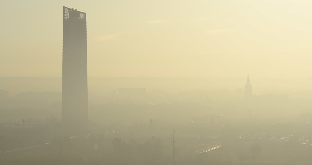 La ciudad española de Sevilla sumergida en contaminación atmosférica.