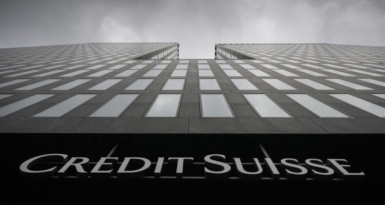 Acciones de Credit Suisse abren con alza espectacular tras anuncio de préstamo