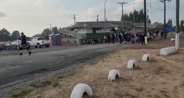 8 detenidos dejó intento de ingresar a la fuerza a cuartel en Ercilla por parte de comuneras con niños