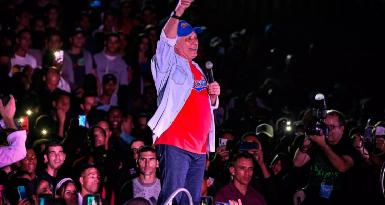 El presidente Miguel Díaz-Canel pronuncia un discurso durante un mitin de apoyo a la Revolución Cubana 