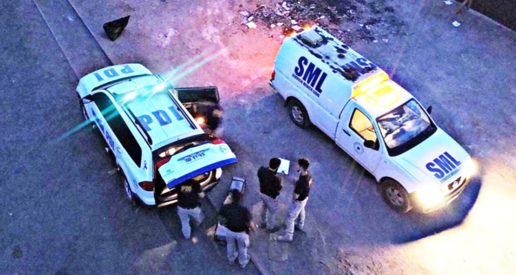 Detectives de la PDI y personal del Servicio Médico Legal en Tarapacá.