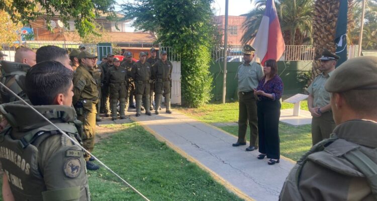 Delegada Presidencial visita comisaría de Carabineros a hora del Día del Joven Combatiente