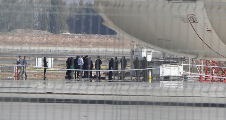 Delincuente muerto en el tiroteo del Aeropuerto de Santiago sigue sin ser identificado