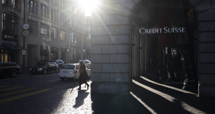 Las millonarias demandas que enfrenta Credit Suisse tras su precipitada compra por UBS