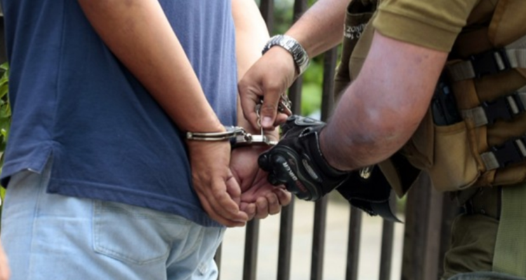 Detienen a hombre acusado de estrangular a su madre en Hualpén