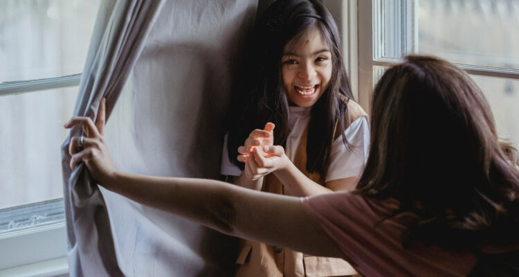 niña jugando con su madre
