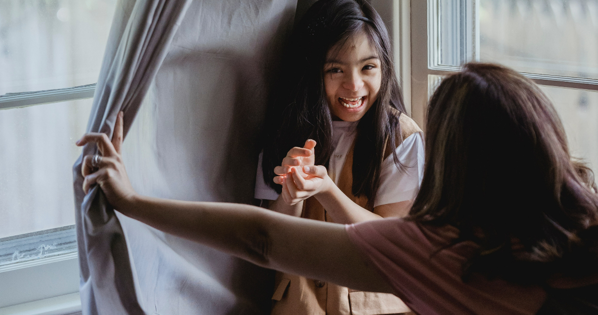 niña jugando con su madre