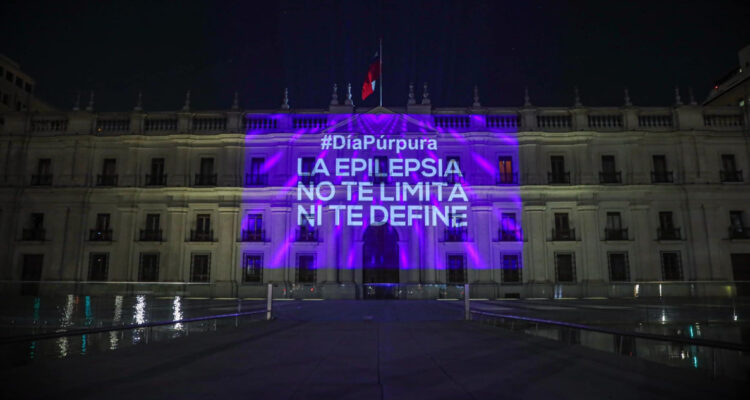 Edificios y monumentos icónicos en todo el país se iluminan por el Día Púrpura por la Epilepsia