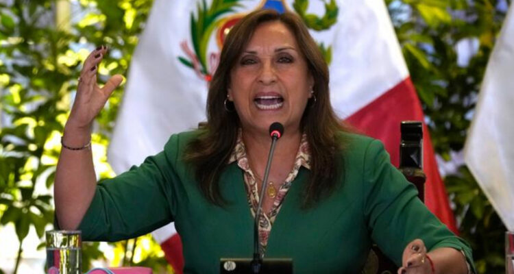 Dina Boluarte recibe bastón de las Fuerzas Armadas: primera mujer en recibir este cargo en Perú