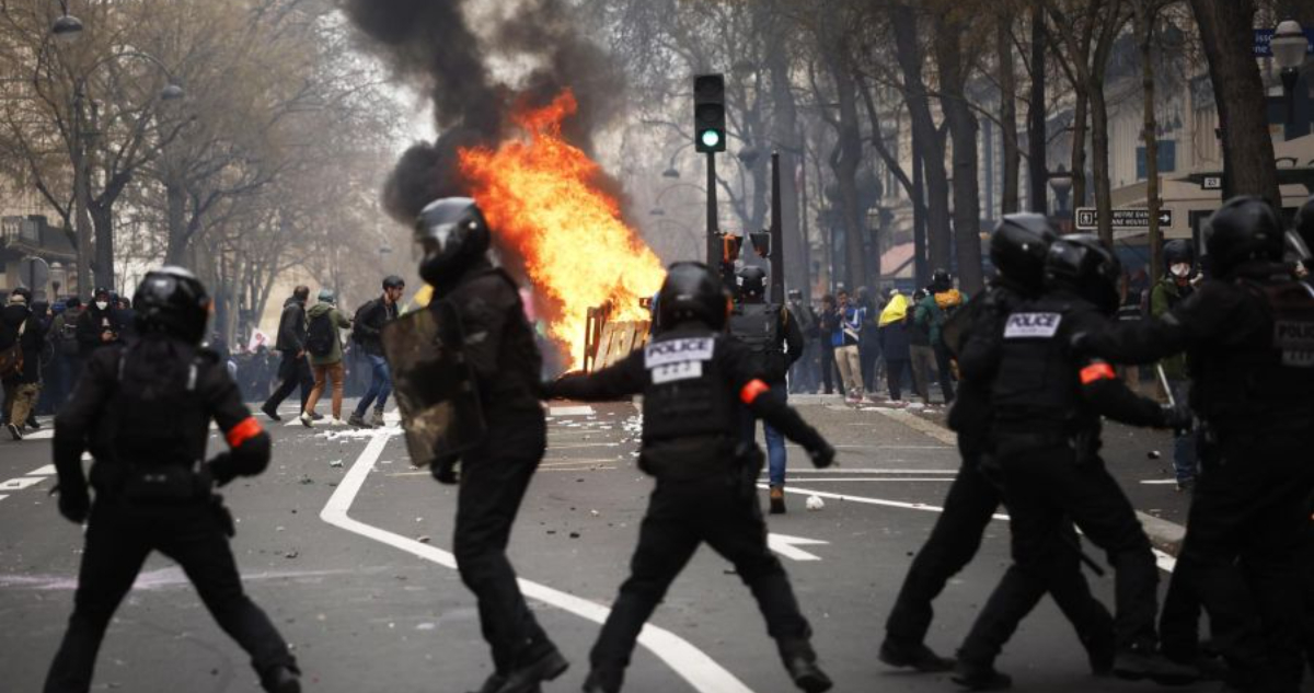 Más de 450 detenidos dejan graves disturbios durante novena jornada de huelga en Francia