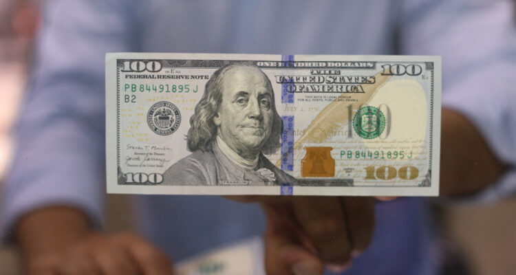 Dólar parte la semana con cautelosa alza ante incertidumbres por la quiebra del Silicon Valley Bank