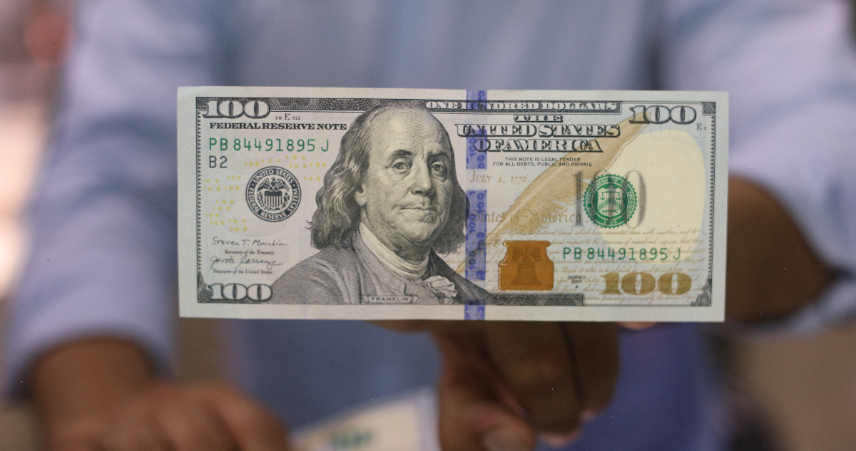 Dólar parte la semana con cautelosa alza ante incertidumbres por la quiebra del Silicon Valley Bank