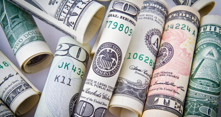 Dólar cae $10 en su apertura: mercado se calma de tensión bancaria y confía en una Fed menos agresiva