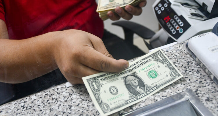 Dólar abre con notable baja luego que la Fed moderara la subida de los tipos de interés