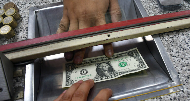 Dólar abre en picada y roza la línea de los $800 en su apertura