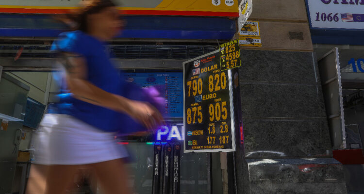 Información de China y dato económico mejor de lo esperado en Chile impulsan al dólar a la baja