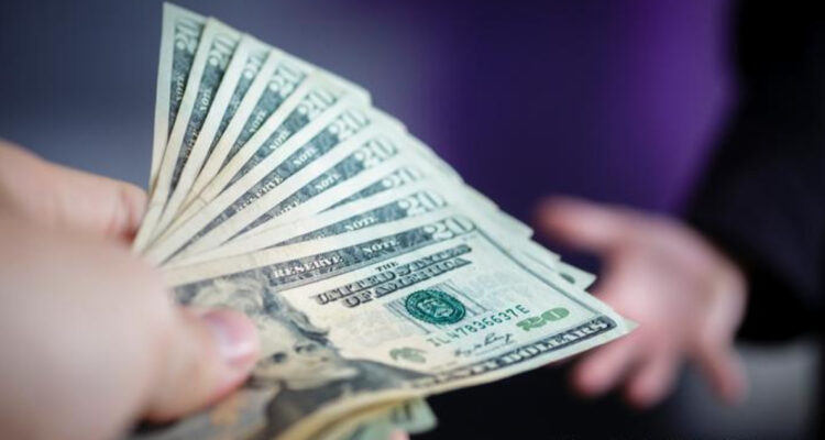 Dólar suma cuarta caída consecutiva y llega a los $790 ante retroceso de inflación y paz en los bancos