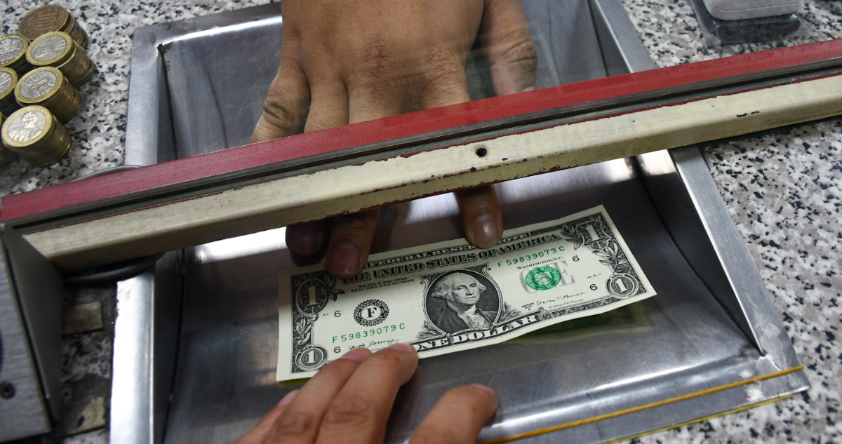 Decisión de la Fed sobre las tasas mantiene ansioso al mercado y genera presión bajista en el dólar