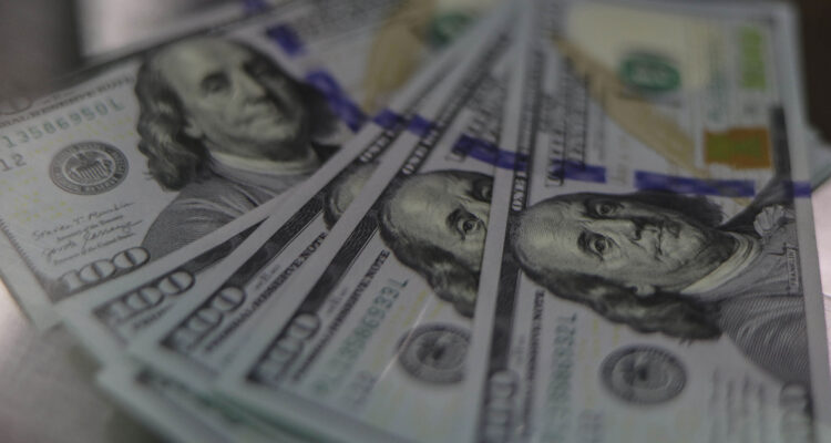 Dólar tocó nuevos máximos de las últimas semanas y principales bolsas vieron números rojos