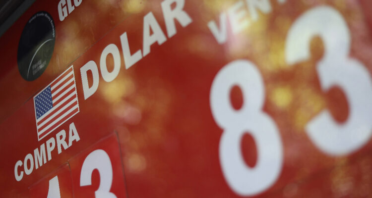 El dólar rozó los $830 y se mantendría alcista por el “terremoto” generado por Credit Suisse