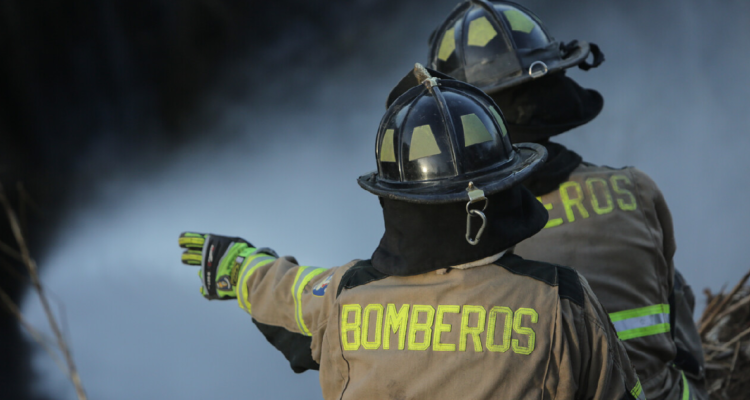 Dos personas murieron en violento incendio que consumió vivienda en Río Bueno