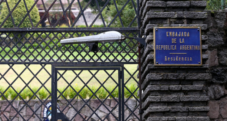 Ecuador expulsa al embajador de Argentina tras fuga de exministra a Venezuela