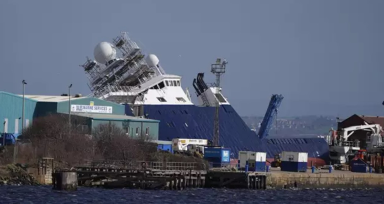 El barco volcado en el astillero de Edimburgo